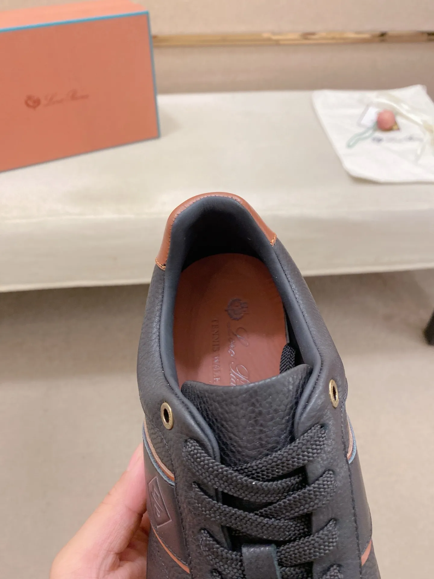 Men's shoes💰: 580💰🔥𝐥𝐨𝐫𝐨 𝐏𝐢𝐚𝐧𝐚 lp classic loafers, an Italian treasure brand, the only brand that can match Hermès! Only after wearing it do we realize that we can’t live up to our feet. The upper is made of imported first-layer cowhide with breathable fly-knit fabric, water-dyed cowhide foot pads, and the official original glass rubber outsole and pendant. Exclusive original packaging (tag ➕ brand paper ➕ outer box ➕ hand bag) code number: 38-44. Can be customized 45-46